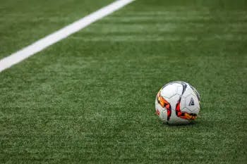 Balón de fútbol en el césped, imagen que ilustra un artículo sobre corrupción deportiva