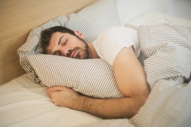 Un hombre durmiendo, con camiseta de manga corta