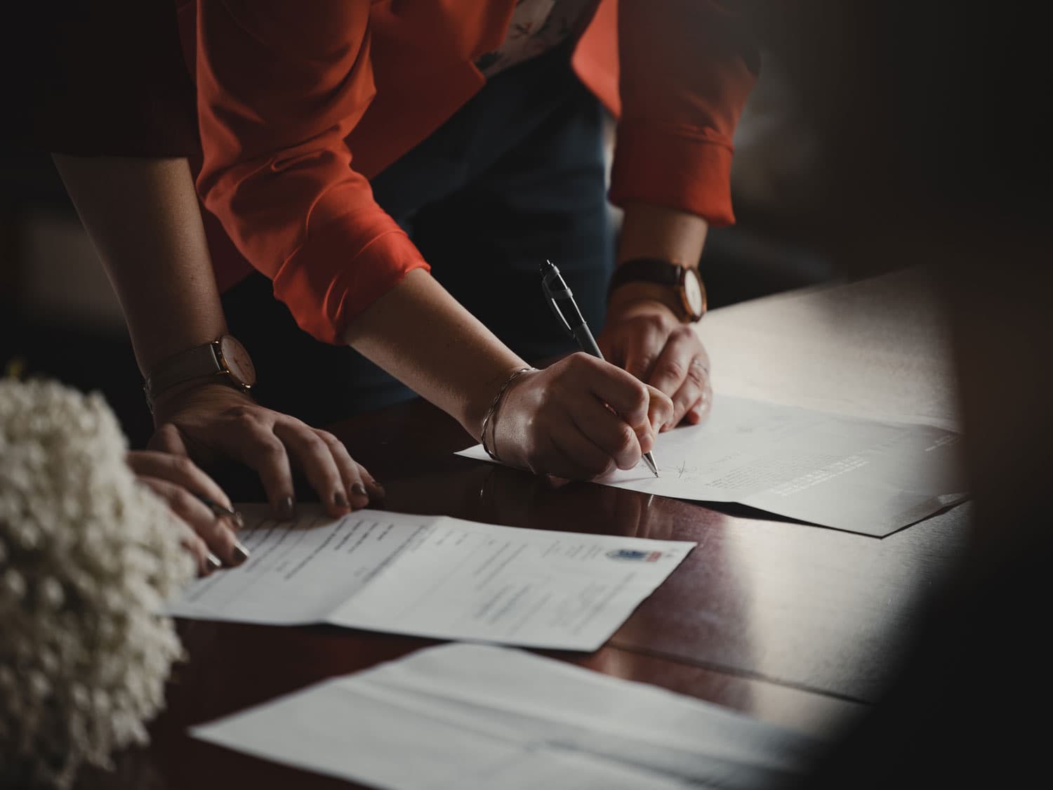 Hombre firmando informes y dictámenes de un ámbito del Derecho Penal