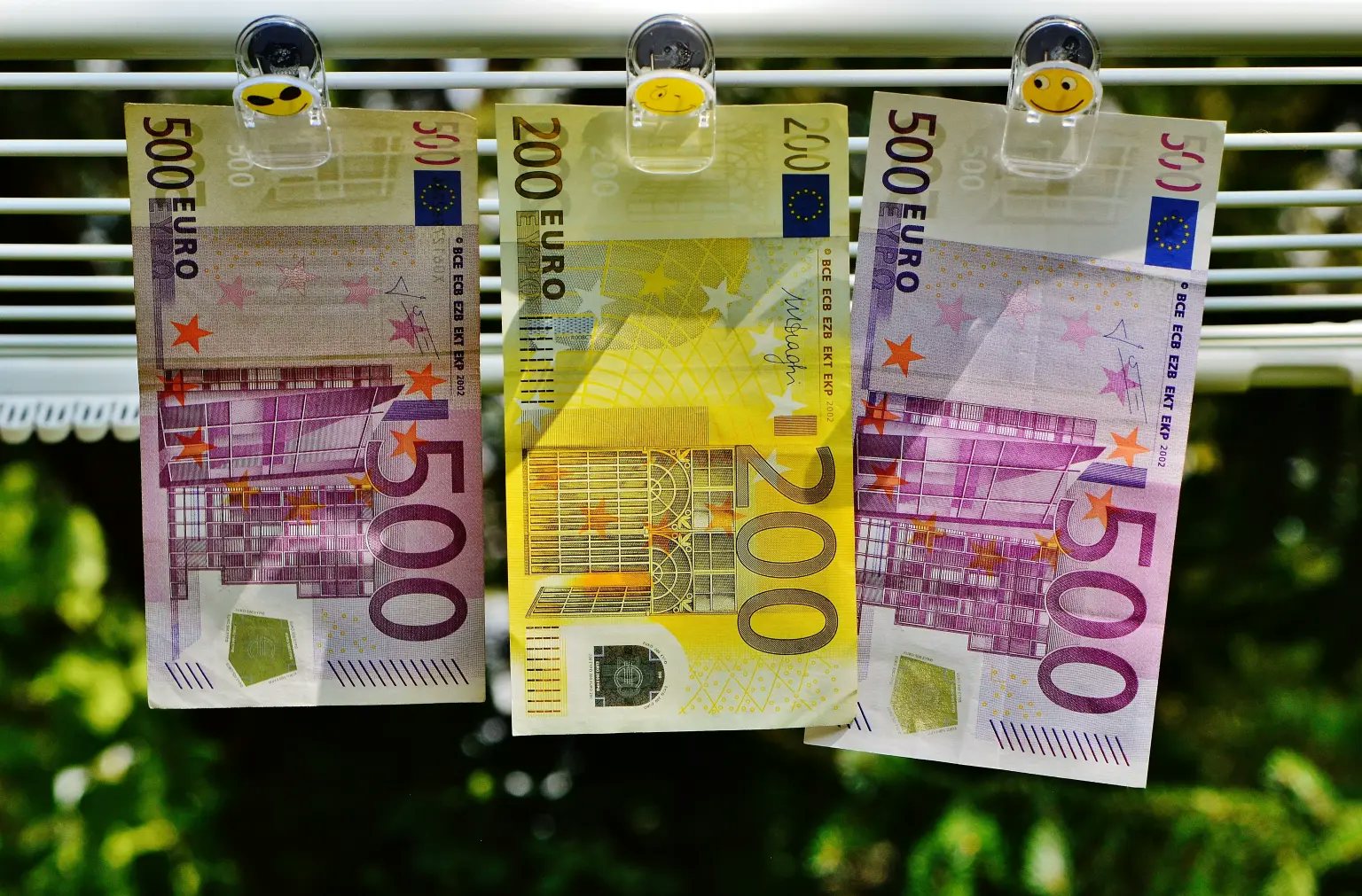 Billetes de 500 euros y 200 euros colgados